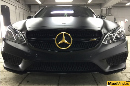 Полная оклейка Mercedes-Benz черной матовой пленкой KPMF